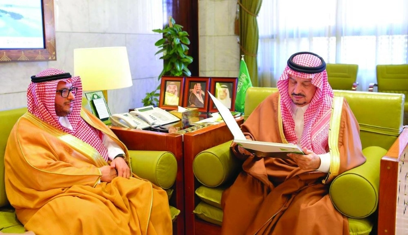 فيصل بن بندر خلال استقباله سعود بن هاجد (واس)