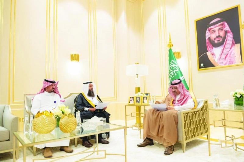 حسام بن سعود خلال لقائه عبدالله المرطان (مكة)