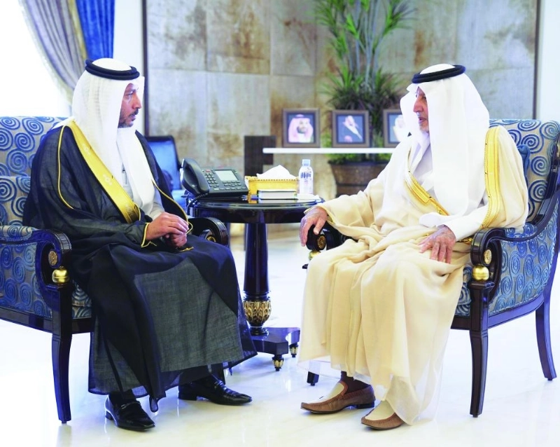 خالد الفيصل لدى استقباله وائل مطير (مكة)