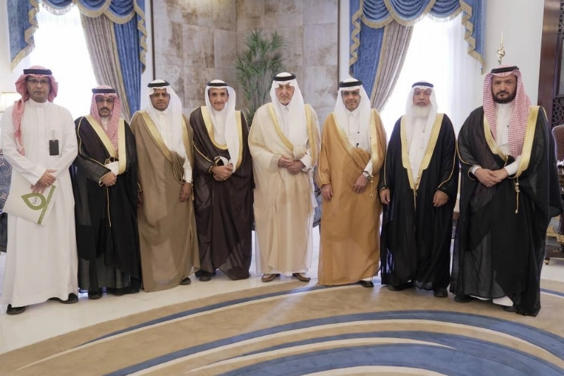خالد الفيصل متوسطا رئيس وأعضاء الجمعية (واس)
