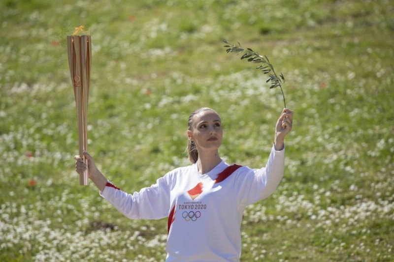 إيقاد الشعلة الأولمبية بلا جمهور (د ب أ)