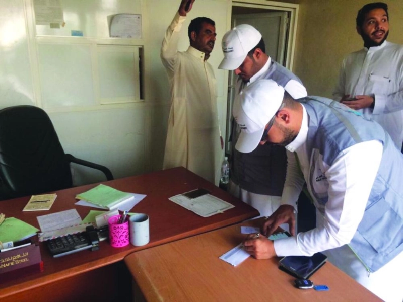 مفتشون يصدرون مخالفة لأحد مكاتب شحن البضائع (هيئة النقل)