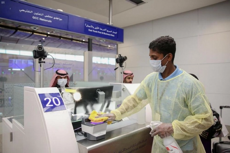 تعقيم وتطهير بالمطارات