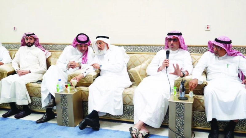 عبدالرحمن عداس متحدثا خلال لقاء مع وجهاء وأعيان مكة (مكة)