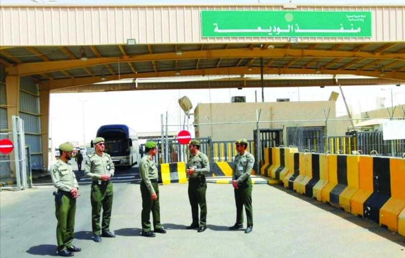 القحطاني خلال تفقده منفذ الوديعة (واس)
