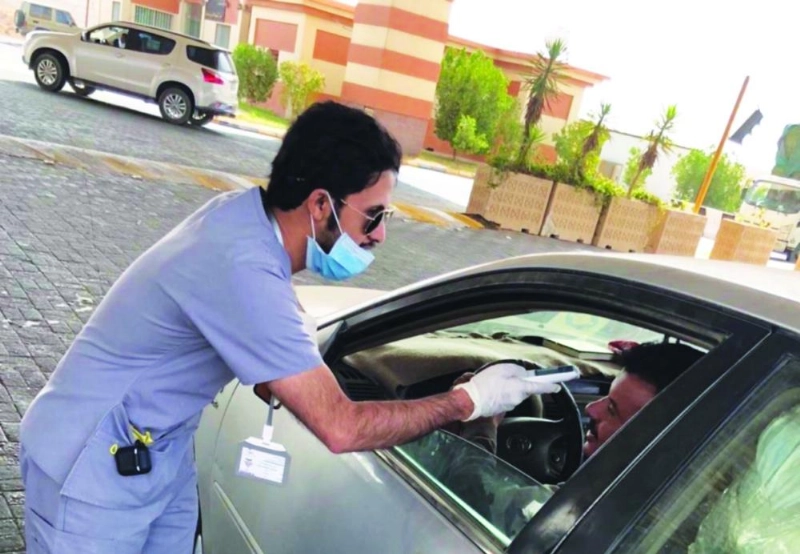موظف بإحدى نقاط الفرز (مكة)