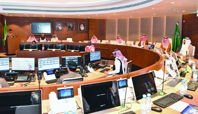 سعود بن نايف خلال زيارته مركز إدارة الأزمات والكوارث (مكة)
