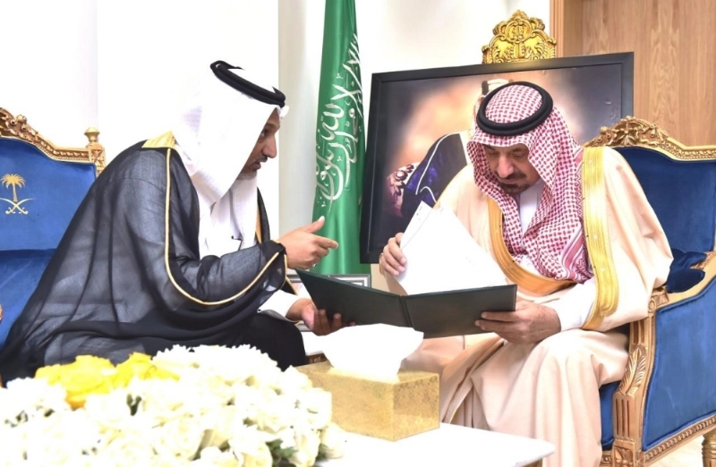 جلوي بن عبدالعزيز خلال استعراضه تقرير السلع (واس)