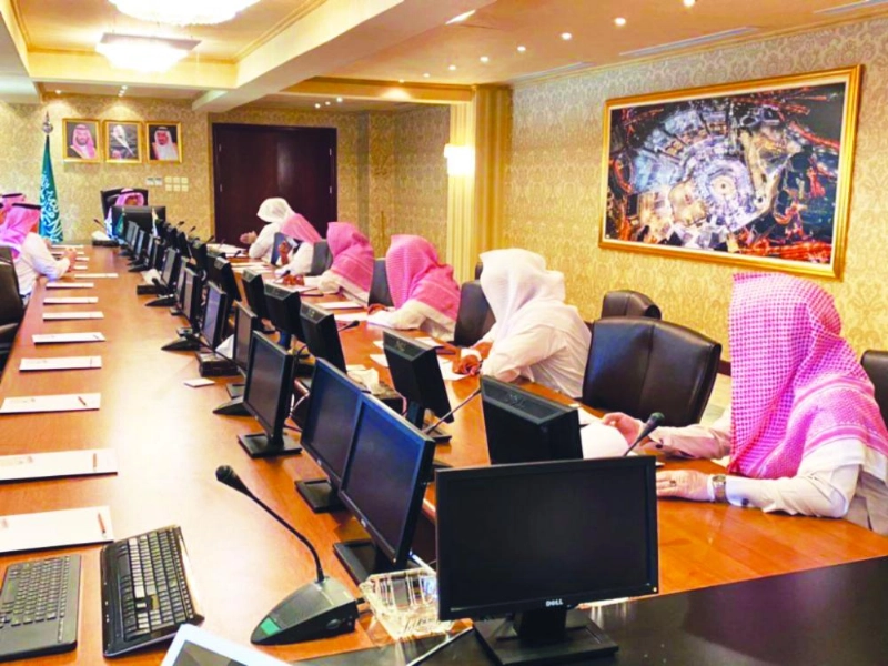 القويحص خلال اجتماعه بممثلي الجالية البرماوية (مكة)