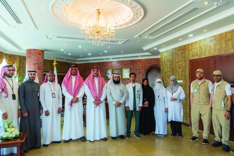 فيصل بن سلمان وسعود بن خالد يتوسطان فريق العزل (واس)
