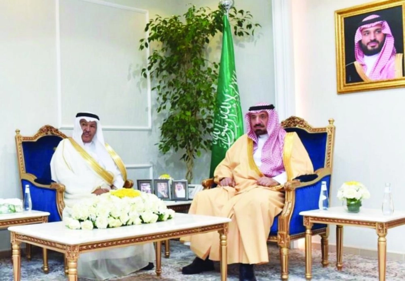 جلوي بن عبدالعزيز خلال لقائه حمد بن عيبان (مكة)