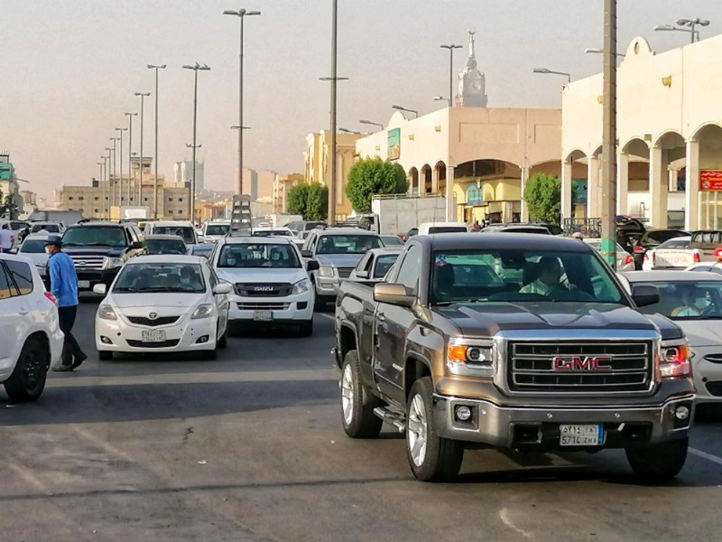 سوق الكعكية في مكة قبل منع التجول أمس بساعة (أنس الحارثي)