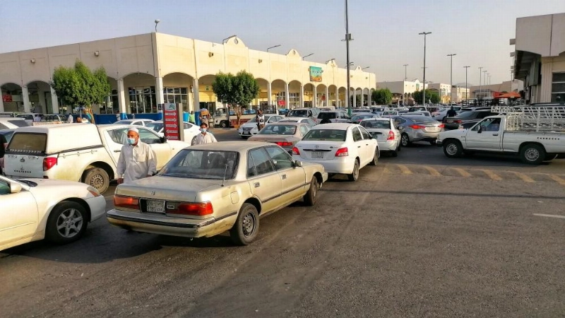 سوق الكعكية في مكة قبل منع التجول أمس بساعة (أنس الحارثي)