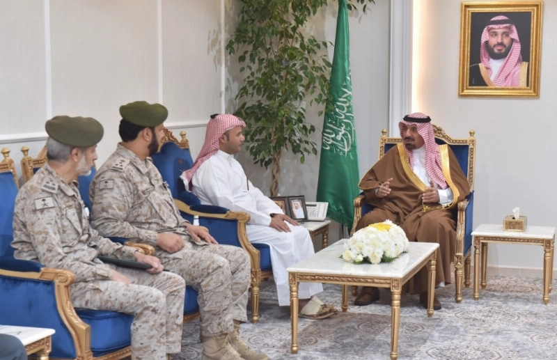 جلوي بن عبدالعزيز لدى استقباله الفريق (مكة)