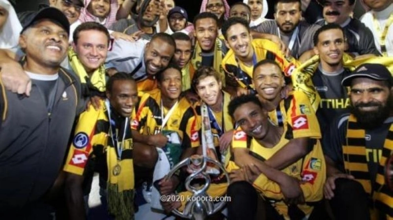 لاعبو الاتحاد مع كأس أبطال آسيا (مكة)
