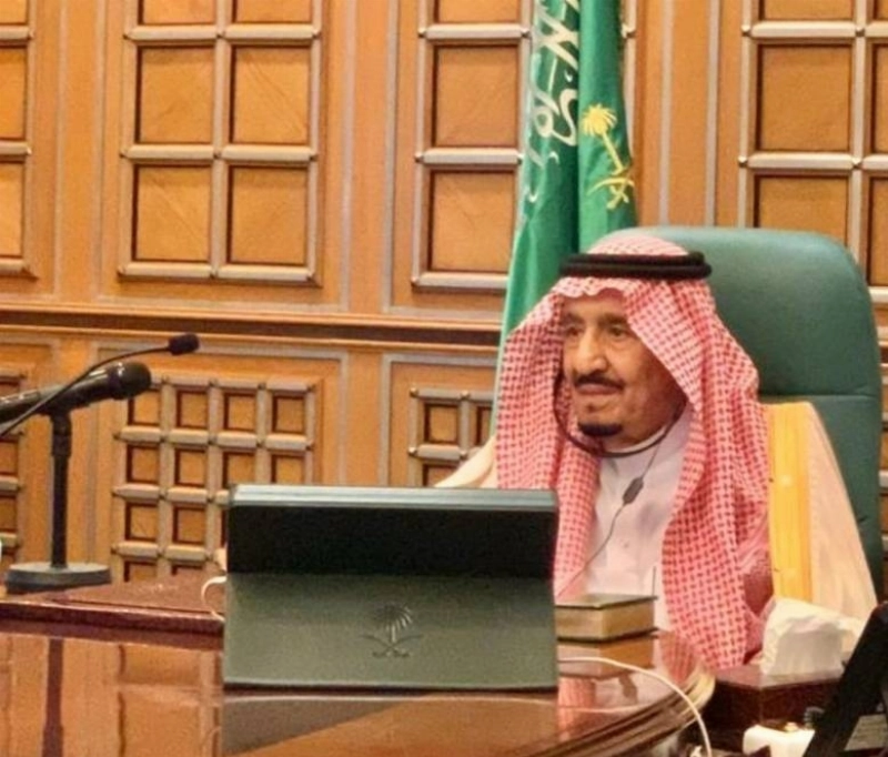 الملك سلمان لدى ترؤسه القمة الاستثنائية أمس (واس)