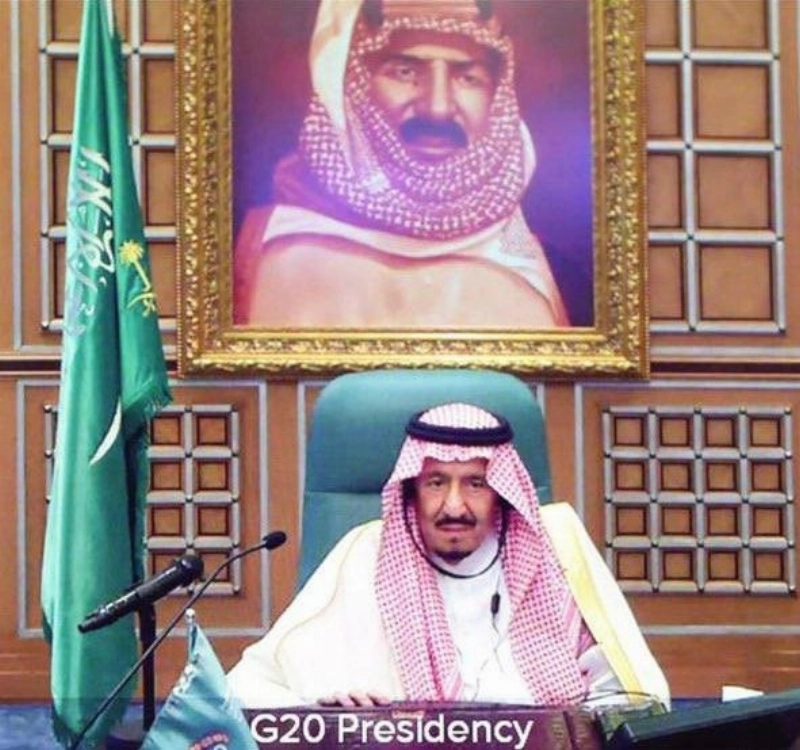 الملك المؤسس يظهر في الصورة خلف خادم الحرمين مرتديا الزي السعودي (مكة)