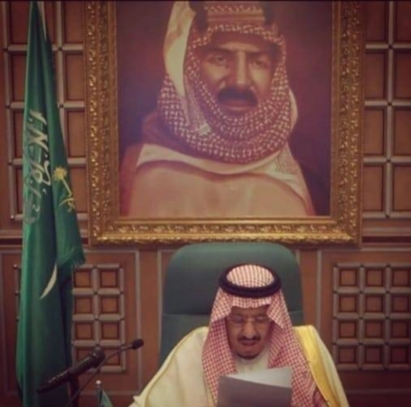 الملك المؤسس يظهر في الصورة خلف خادم الحرمين مرتديا الزي السعودي