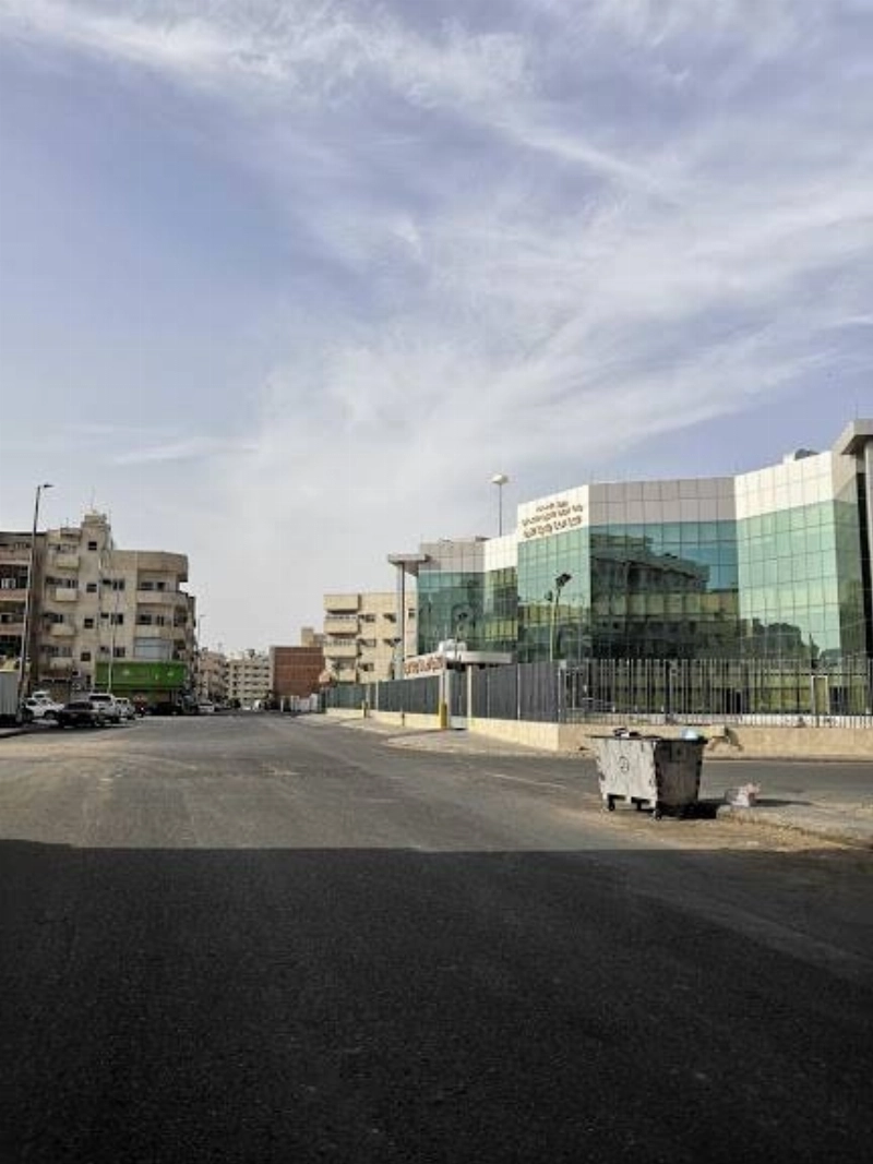 أحد أحياء المدينة القديمة (حي الجمعة) خاليا من أي مخالف للقرار بعد أول ساعة من منع التجول المبكر