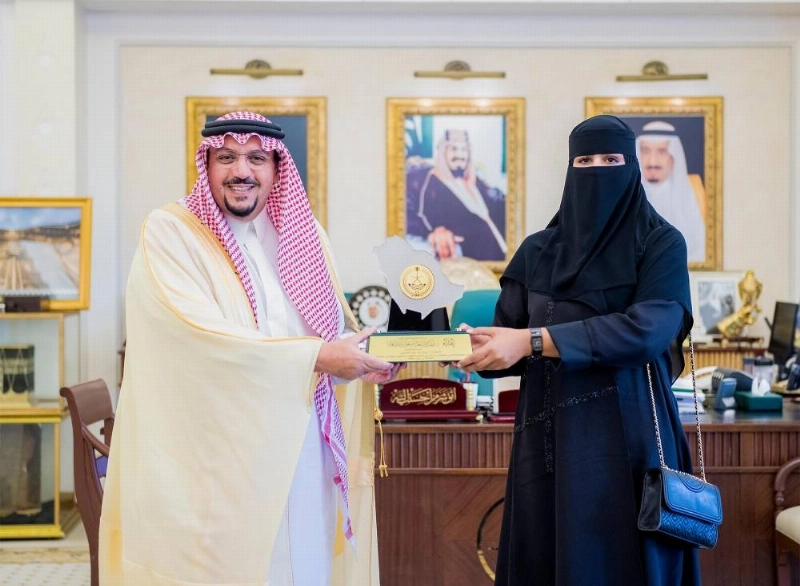 فيصل بن مشعل خلال تكريمه مريم المطيري (مكة)