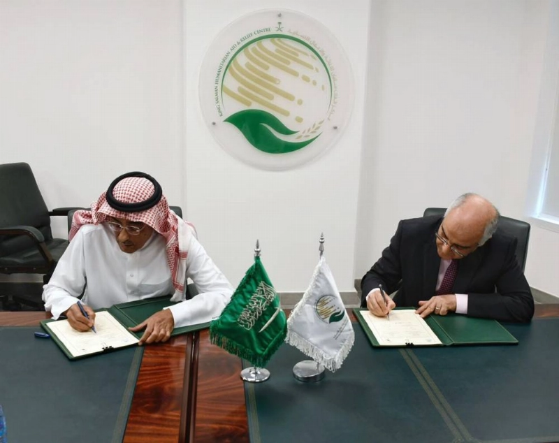 أثناء توقيع اتفاق مركز الملك سلمان للإغاثة ومنظمة الصحة العالمية