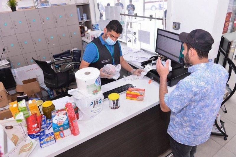 متسوق بأحد المراكز التجارية (مكة)