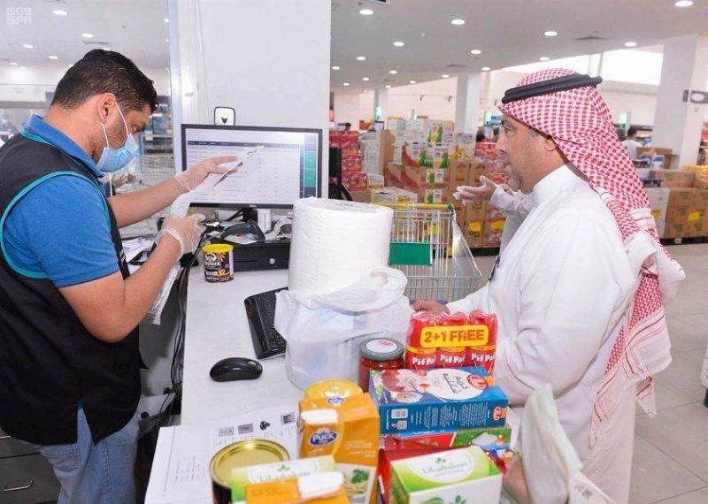 متسوق بأحد المراكز التجارية (مكة)