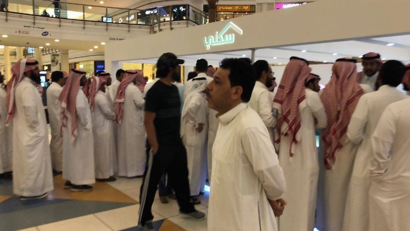 مواطنون خلال اطلاعهم على منتجات سكني (مكة)