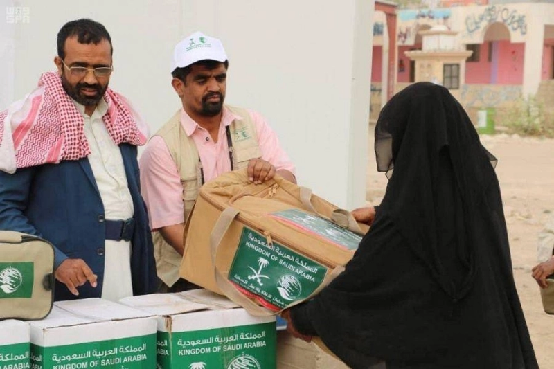 حقيبة إغاثية تتسلمها سيدة يمنية