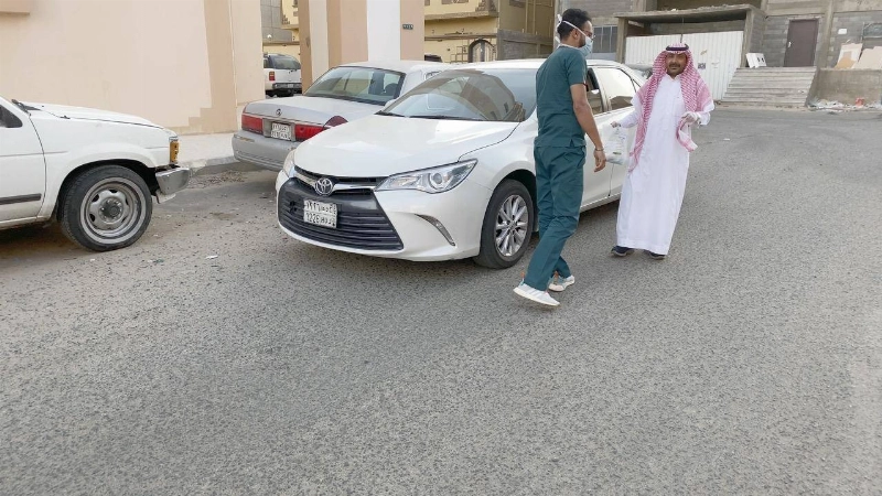 جانب من توزيع العلاجات للمرضى في منازلهم (مكة)