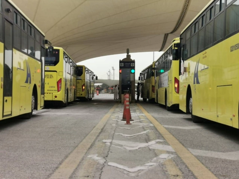 وصول مجموعة من المواطنين الراغبين في العودة من خارج المملكة عبر جسر الملك فهد