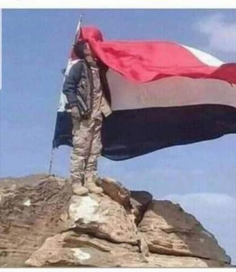 جندي يمني يرفع علم بلاده (مكة)