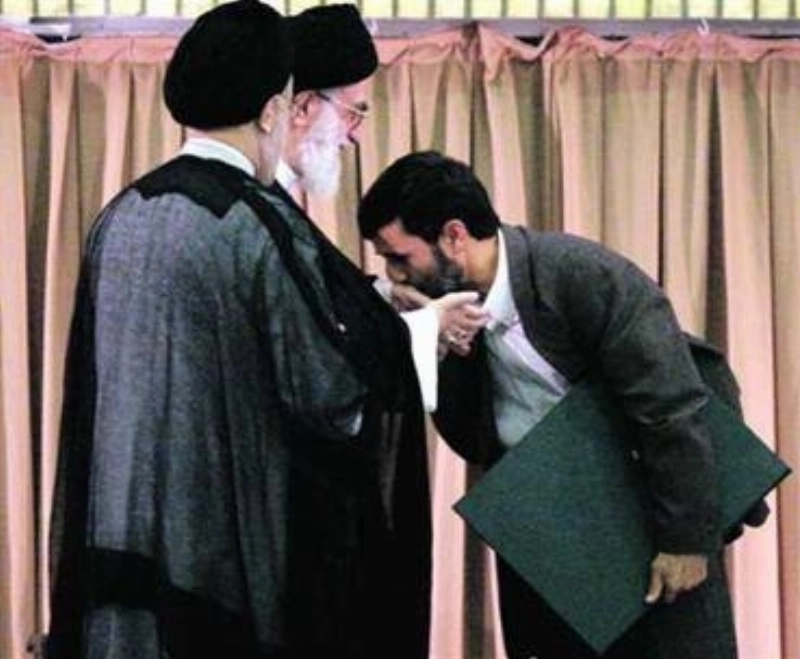 نجاد يقبل يد خامنئي (مكة)