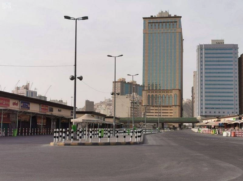 أحد الشوارع كما بدا خاليا من المارة (مكة)