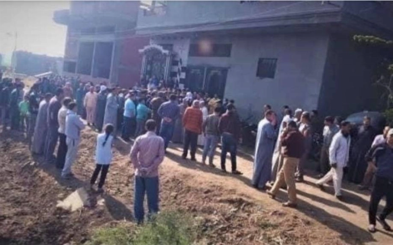 عدد من المتجمهرين لمنع دفن الطبيبة (مكة)