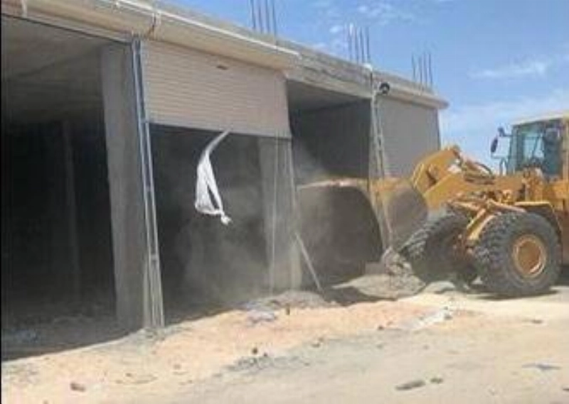 بلدية طيبة تزيل عدد من المحال التجارية والمسالخ المخالفة