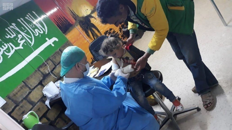 طفلة تراجع الطبيب بمخيم الزعتري