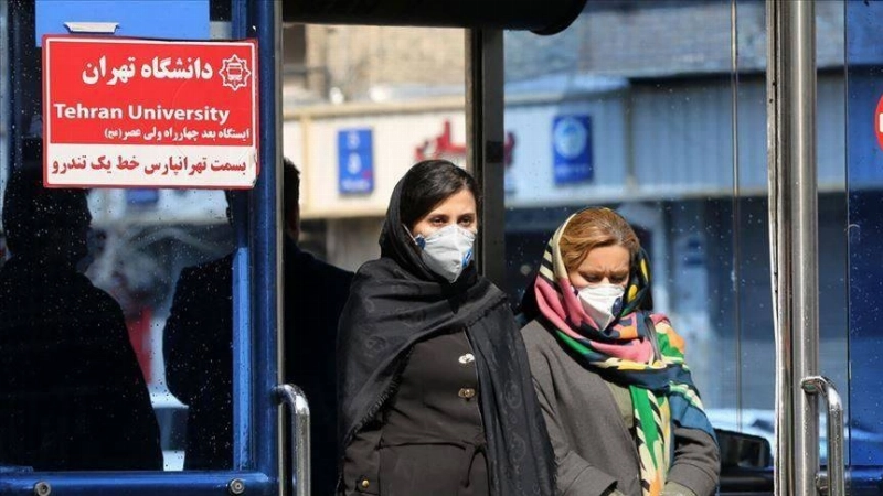 إيرانيتان تسيران بحذر في طهران (مكة)
