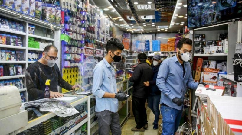ايرانيون يمارسون عملهم بعد السماح بعودة الحياة (مكة)