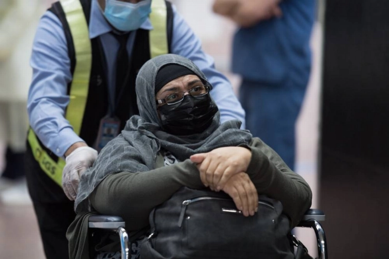 مواطنة خلال وصولها إلى مطار جدة (مكة)