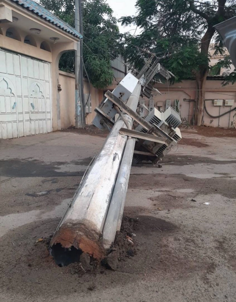 محول الكهرباء بعد سقوطه (مكة)