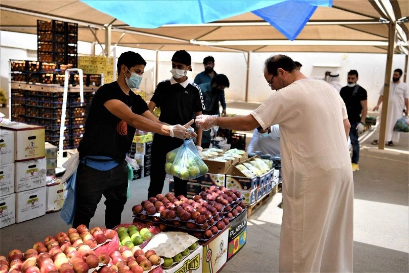 زبائن في سوق الخضار بحي الربوة بالمدينة (مكة)