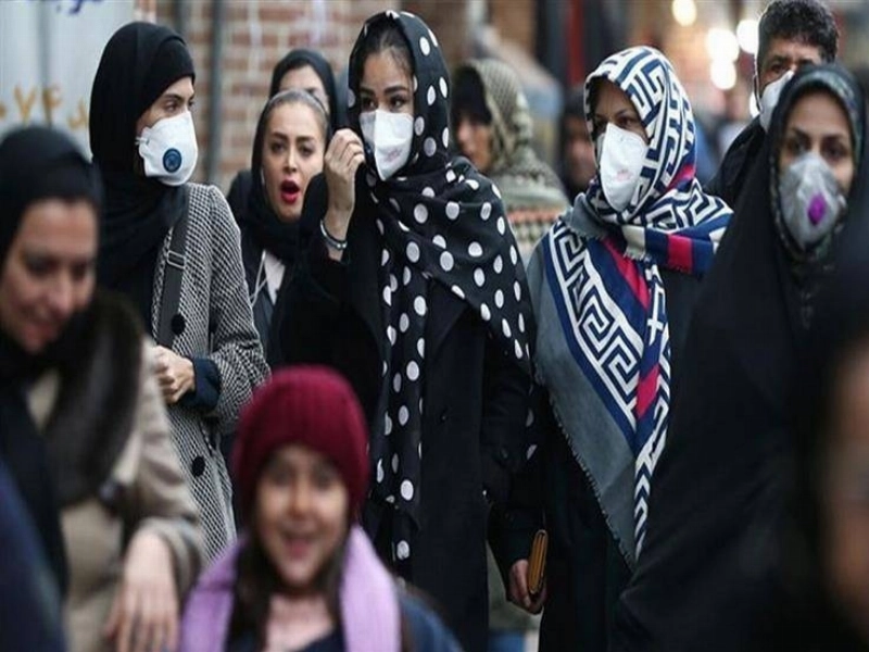 ايرانيات تسير في أحد شوارع طهران (مكة)