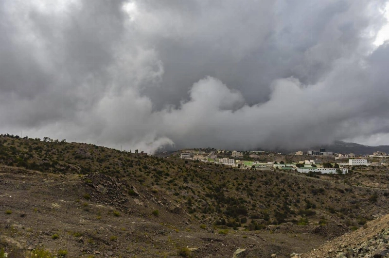 الضباب يغطي قمم الجبال في الباحة (مكة)