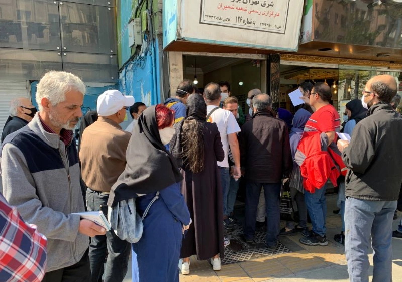 ايرانيون يصطفون في الشارع متجاهلين كورونا (د ب أ)