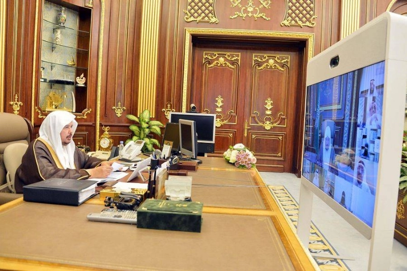 عبدالله آل الشيخ مترئسا الجلسة عن بعد (مكة)