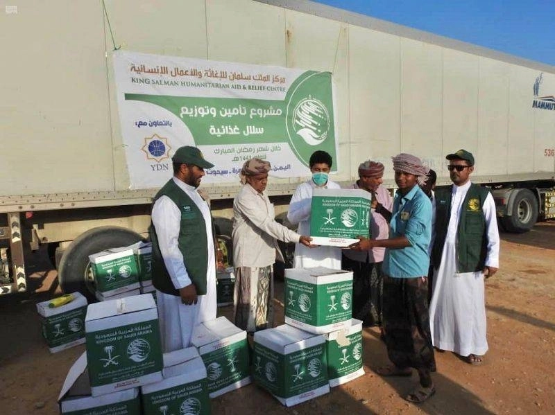 فريق المركز يوزع السلال الغذائية في المهرة (واس)