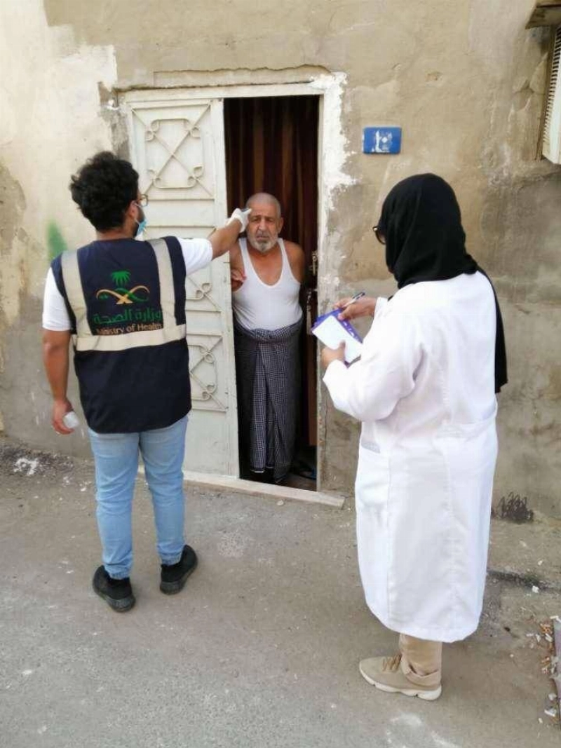 الفرق التوعوية خلال زيارة المنازل بجدة (مكة)