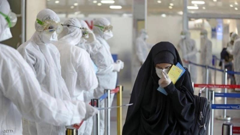 إيرانية تمر أمام كوادر صحية (مكة)