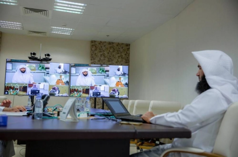 خالد اليوسف مترئسا الجلسة عن بعد (مكة)